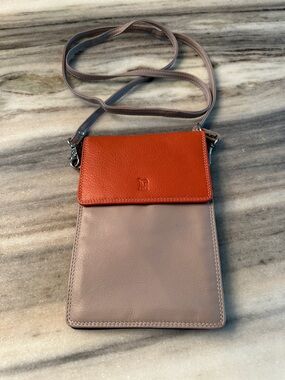 MILA CANADA TRAVEL CROSSBODY WITH RFID PROTECTION -NWOT